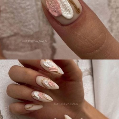 Кремовый дизайн ногтей с объемными рисунками в виде розовых и белых мазков краски