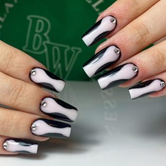 Квадратные бело-черные ногти с крупными серебристыми стразами в лунках на каждом пальце