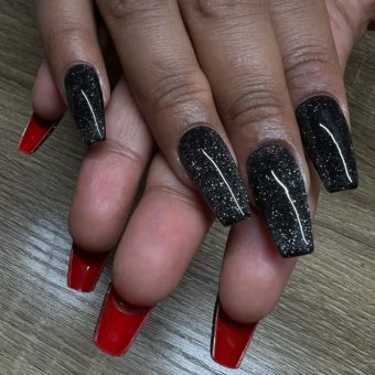 Квадратные длинные ногти с черной мерцающей основой и красной внутренней стороной