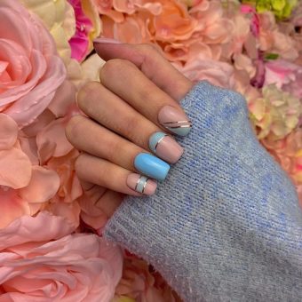 Квадратные ногти с повседневным оформлением в бежево-голубом цвете с золотистыми полосками