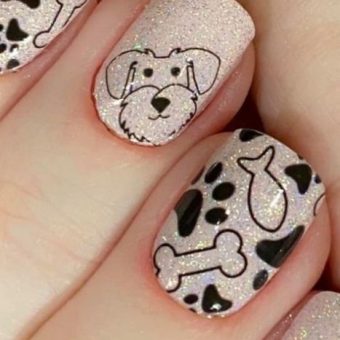 Квадратный короткий дизайн ногтей с мерцающими светлыми основами и черными рисунками собак