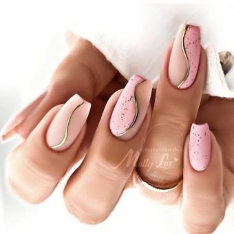Лаконичный дизайн ногтей в розовом цвете с аккуратным золотистым оформлением