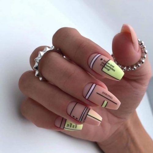 Лаконичный повседневный дизайн ногтей с геометрическим дизайном, полосками, надписями