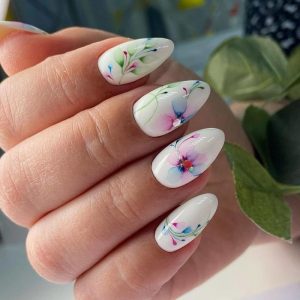 Летнее белоснежное оформление ногтей с легким весенним цветочным рисунком акварелью