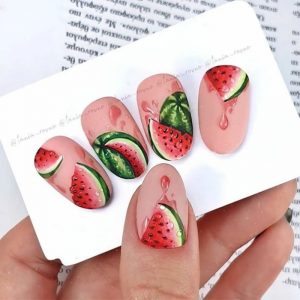 Летний яркий маникюр кораллового оттенка с рисунком в 3Д эффекте в виде сочного арбуза