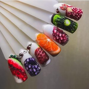 Летний яркий вариант оформления ногтей с реалистичными 3Д рисунками фруктов и ягод, каплями