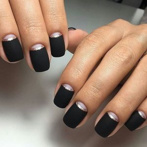 Лунный черный матовый маникюр с натуральной лункой и блестящим ее оформлением
