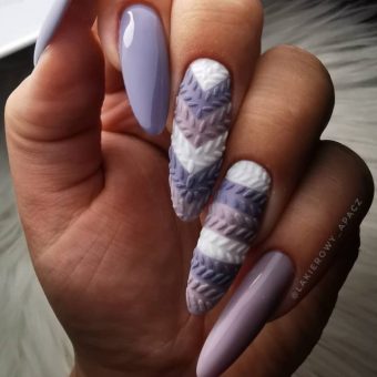Маникюр для длинных ногтей в фиолетовом и лиловом цвете с оригинальными вязаными рисунками