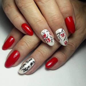 Маникюр красного и белого оттенков в японском стиле с иероглифами и сакурой на ногти средней длины овальной формы