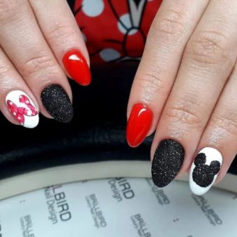 Маникюр «Микки Маус» в черном, белом, красном цвете с глянцем и наклейками в виде бантиков