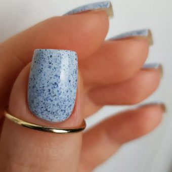 Маникюр «Мрамор» на квадратные ногти с нежно-голубого цвета с простым синим рисунком