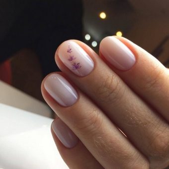 Маникюр на очень короткие ногти нежно-розового цвета для офиса и учебы с цветочным рисунком