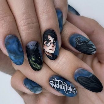 Маникюр на тему истории про Гарри Поттера в синем и черном цвете с рисунками персонажей