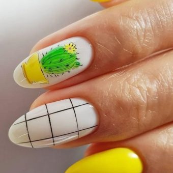 Маникюр в бело-желтых тонах и рисунком кактуса на ногтях миндальной формы