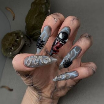 Маникюр «Веном» с объемным изображением монстра на трех ногтях, цепями и молниями