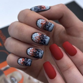 Матовые квадратные ногти – одноцветные на одной руке и украшенные яркими граффити на другой