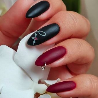 Матовый черно-бордовый маникюр на длинных ногтях с пирсингом