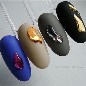 Матовый цветной маникюр с объемными блестящими декоративными камнями на каждом ногте