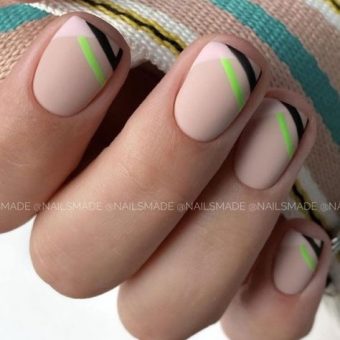 Матовый кремовый дизайн ногтей с розовыми классическими кончиками и цветными полосками