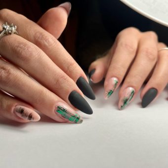 Матовый маникюр на черные длинные ногти со светлыми вставками и цветными мазками