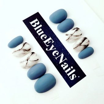 Матовый маникюр на короткие ногти в синем цвете с мраморными рисунками