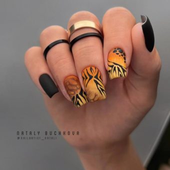 Матовый маникюр в стиле Сафари на квадратные ногти