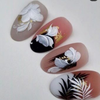 Матовый светлый маникюр с цветочными и растительными рисунками на каждом ногте