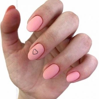 Минималистичный дизайн ногтей на учебу или на работу в розовом цвете с рисунком сердечка
