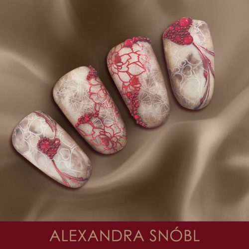 Мраморный бело-серый дизайн ногтей с красными цветочными узорами, сердцами из стразов