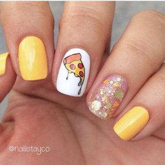 Насыщенно-желтый дизайн ногтей Пицца с рисунком аппетитного кусочками и блестящими камифубуки
