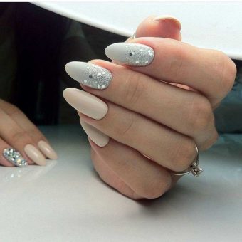 Неяркий зимний маникюр серый и нюд на ногти формы миндаль средней длины