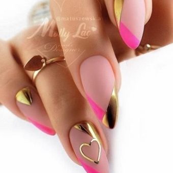 Необычный французский маникюр на миндальные ногти в розово-золотистом цвете с сердечком