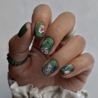 Необычный темно-зеленый дизайн ногтей с рисунками птиц, растений, леопарда, банана
