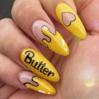 Необычный желтый маникюр «Масло» с надписью и имитацией масляных подтеков на каждом ногте