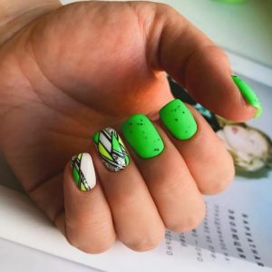 Неоновый ярко-зеленый дизайн ногтей со сложным геометрическим рисунком