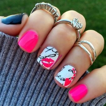 Неоновый розовый маникюр на короткие ногти с надписями на белоснежном фоне и рисунками губ, сердец