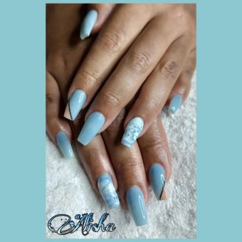 Нежно-голубое оформление ногтей с мраморным рисунком и ярким кончиком на одном пальце