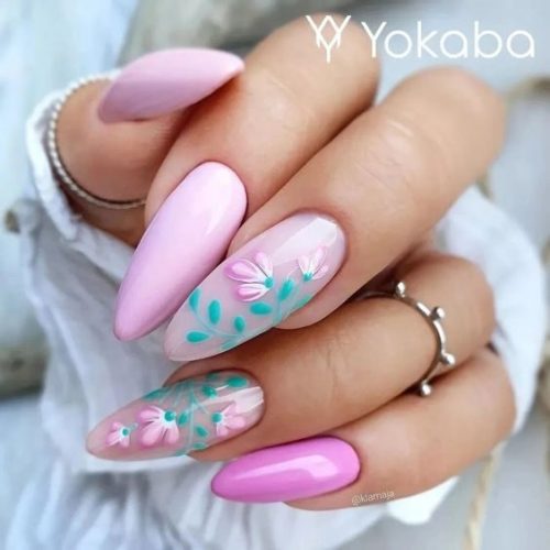 Нежно-лиловый дизайн ногтей с красивыми рисунками в виде миниатюрных цветов