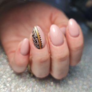Нежно-розовые миндалевидные ногти с глянцем, цветочным черным узором и золотистой полоской на одном пальце