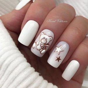 Нежный белоснежный дизайн ногтей с рисунками звезд, мишки с золотистым оформлением