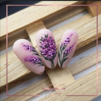 Нежный дизайн ногтей с объемными сложными рисунками фиолетовых цветов