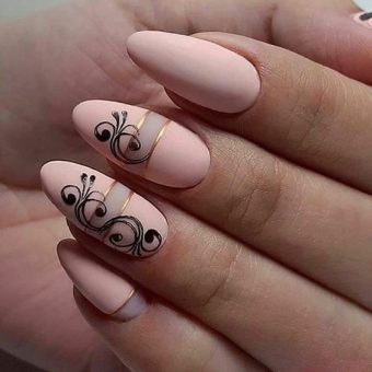 Нежный дизайн ногтей в розовом цвете с простыми черными узорами и матовым покрытием