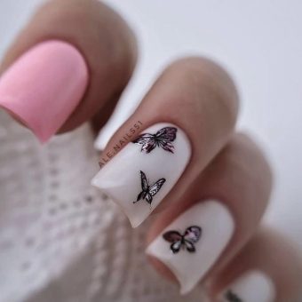 Нежный повседневный маникюр в белом и розовом цвете с наклейками бабочек разного размера