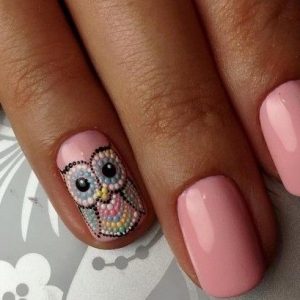 Нежный розовый маникюр с рисунком совы на ногтях средней длины формы мягкий квадрат