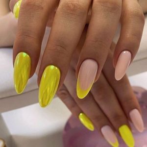 Яркий желтый маникюр с зеркальным покрытием на миндальные ногти