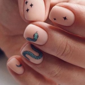 Нюдовые натуральные ногти с наклейками в виде звезд и змеи сразу на три пальца