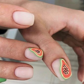 Нюдовый маникюр на короткие ногти с рисунком папайи