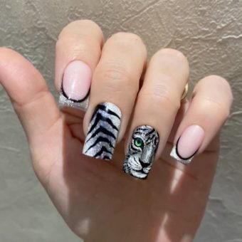 Ногти со сложным блестящим рисунком серебристого тигра, шкуры и френчем в цвет
