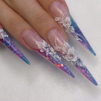 Ногти-стилеты со сложным цветочным дизайном, объемным декором