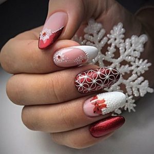 Новогодний дизайн красного и белого цвета с элементами френча на овальных ногтях